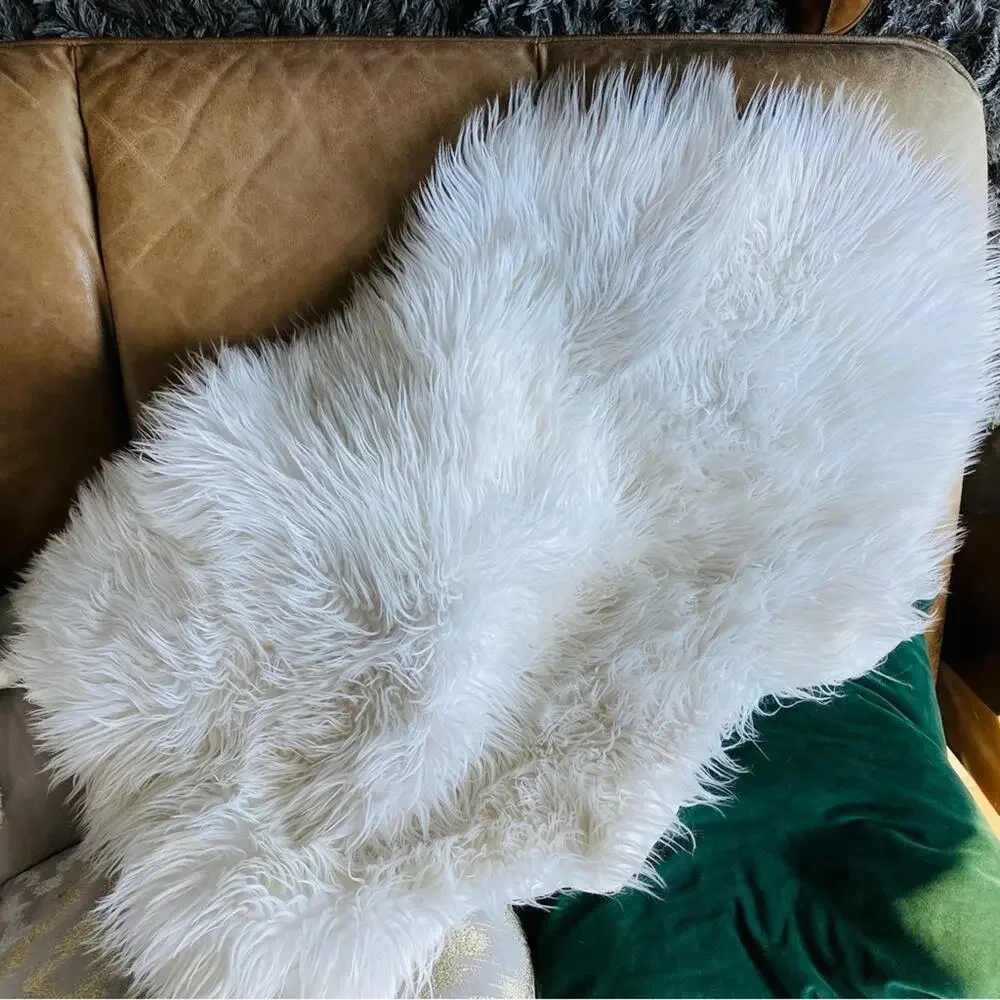 POTTERY BARN White Cozy Faux Fur Sheepskin Throw Rug Mat Chair Cover Accent Deco